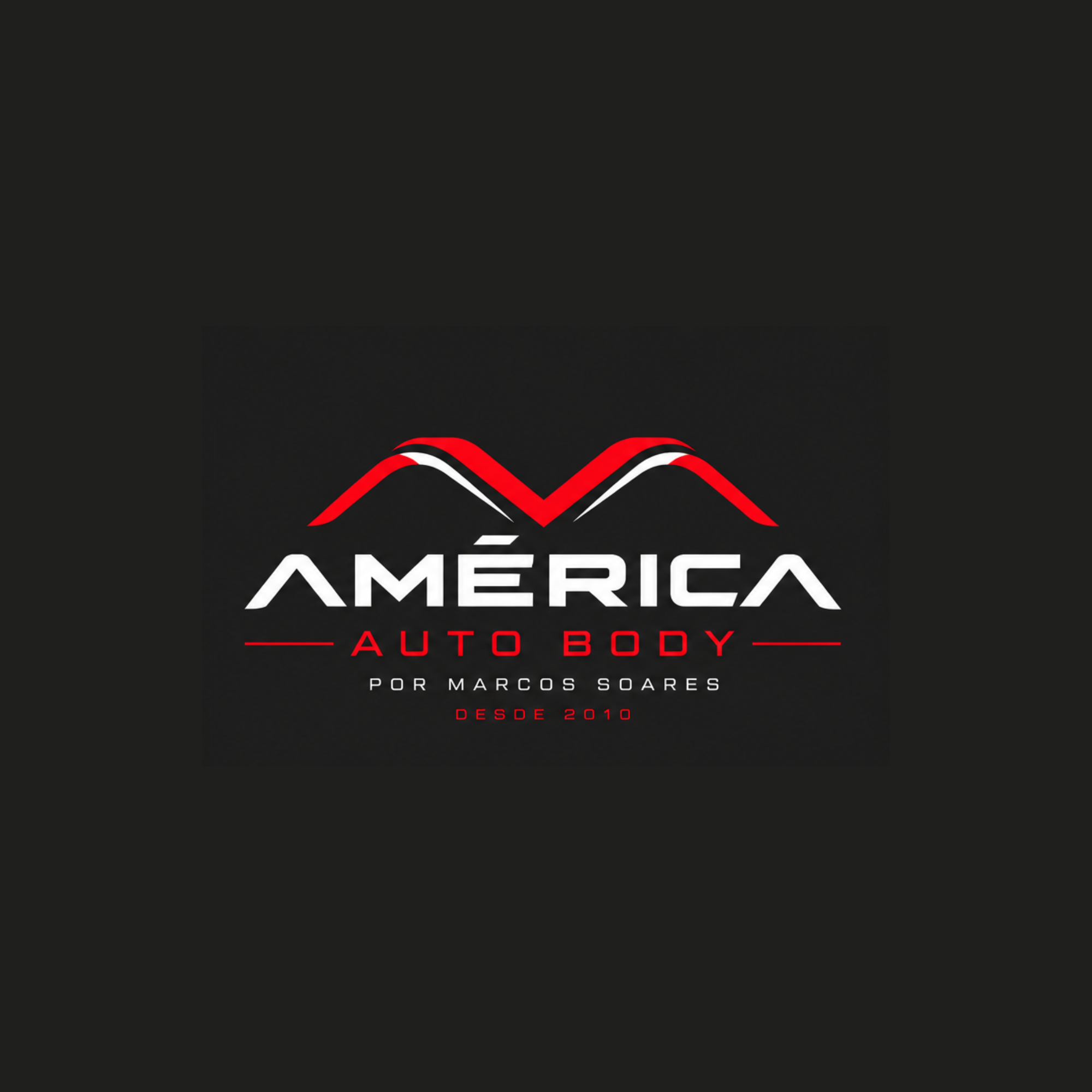 Logo da América Auto Body em vermelho e branco aplicada sobre fundo escuro